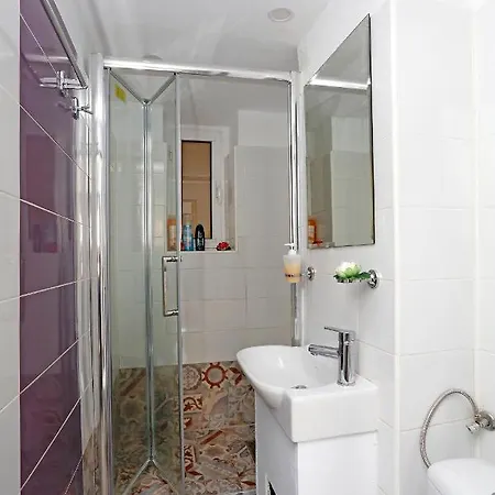 Very Close To Old בוקרשט