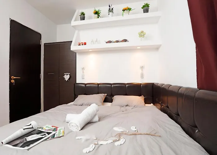 Very Close To Old Apartament *